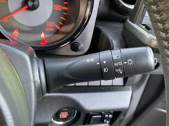 スズキ ジムニー XC 新潟県 2023(令5)年 0.7万km ミディアムグレー ワンオーナー/MT車/衝突軽減ブレーキ/レーンキープアシスト/アイドリングストップ/社外SDナビ（Panasonic CN-RZ743W)/(CD/DVD/フルセグTV/Bluetooth）/ETC/スマートキー×2/革巻きステアリング/クルーズコントロール/ステアリングリモコン/シートヒーター/LEDヘッドライト/オートライト/オートエアコン/フォグランプ/TERZO製ルーフキャリア/純正16インチAW/純正フロアマット/ドアバイザー/保証書/取扱説明書/ナビ取扱説明書