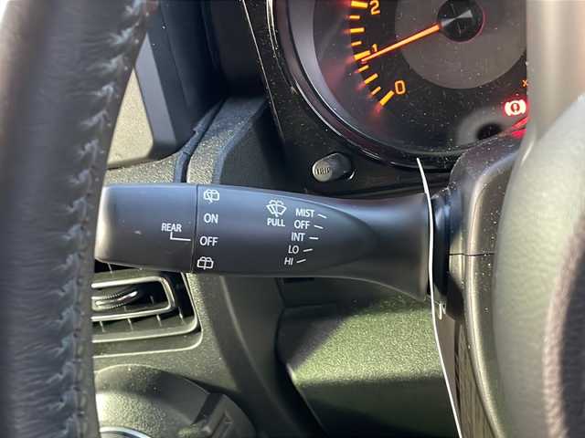 スズキ ジムニー XC 新潟県 2023(令5)年 0.7万km ミディアムグレー ワンオーナー/MT車/衝突軽減ブレーキ/レーンキープアシスト/アイドリングストップ/社外SDナビ（Panasonic CN-RZ743W)/(CD/DVD/フルセグTV/Bluetooth）/ETC/スマートキー×2/革巻きステアリング/クルーズコントロール/ステアリングリモコン/シートヒーター/LEDヘッドライト/オートライト/オートエアコン/フォグランプ/TERZO製ルーフキャリア/純正16インチAW/純正フロアマット/ドアバイザー/保証書/取扱説明書/ナビ取扱説明書