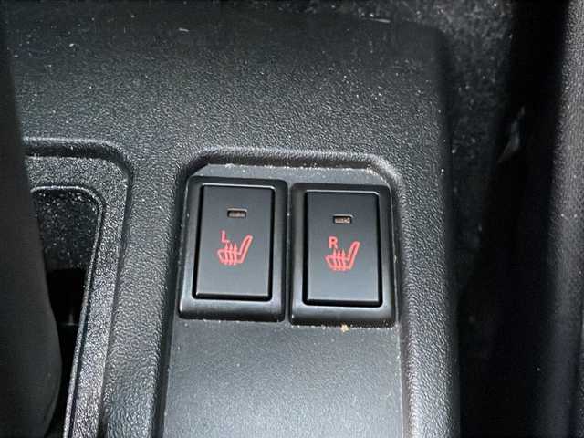 スズキ ジムニー XC 新潟県 2023(令5)年 0.7万km ミディアムグレー ワンオーナー/MT車/衝突軽減ブレーキ/レーンキープアシスト/アイドリングストップ/社外SDナビ（Panasonic CN-RZ743W)/(CD/DVD/フルセグTV/Bluetooth）/ETC/スマートキー×2/革巻きステアリング/クルーズコントロール/ステアリングリモコン/シートヒーター/LEDヘッドライト/オートライト/オートエアコン/フォグランプ/TERZO製ルーフキャリア/純正16インチAW/純正フロアマット/ドアバイザー/保証書/取扱説明書/ナビ取扱説明書