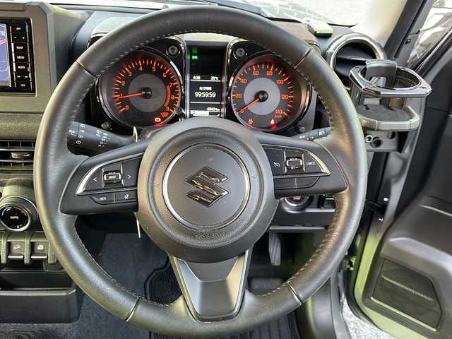 スズキ ジムニー XC 新潟県 2023(令5)年 0.7万km ミディアムグレー ワンオーナー/MT車/衝突軽減ブレーキ/レーンキープアシスト/アイドリングストップ/社外SDナビ（Panasonic CN-RZ743W)/(CD/DVD/フルセグTV/Bluetooth）/ETC/スマートキー×2/革巻きステアリング/クルーズコントロール/ステアリングリモコン/シートヒーター/LEDヘッドライト/オートライト/オートエアコン/フォグランプ/TERZO製ルーフキャリア/純正16インチAW/純正フロアマット/ドアバイザー/保証書/取扱説明書/ナビ取扱説明書