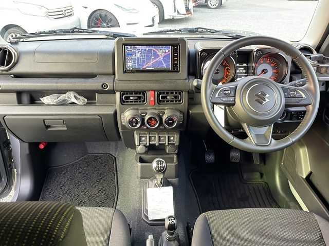 スズキ ジムニー XC 新潟県 2023(令5)年 0.7万km ミディアムグレー ワンオーナー/MT車/衝突軽減ブレーキ/レーンキープアシスト/アイドリングストップ/社外SDナビ（Panasonic CN-RZ743W)/(CD/DVD/フルセグTV/Bluetooth）/ETC/スマートキー×2/革巻きステアリング/クルーズコントロール/ステアリングリモコン/シートヒーター/LEDヘッドライト/オートライト/オートエアコン/フォグランプ/TERZO製ルーフキャリア/純正16インチAW/純正フロアマット/ドアバイザー/保証書/取扱説明書/ナビ取扱説明書