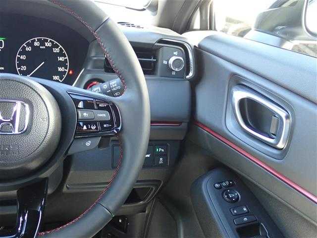 ホンダ ヴェゼル ハイブリッド e:HEV RS 千葉県 2025(令7)年 0.1千km パール 【登録済未使用車】/【プラチナホワイトパール（NH883P）】/Honda CONNECTディスプレー（9インチ）/（ナビ/フルセグTV/USB/BT)/ETC2.0車載器/マルチビューカメラシステム（メーカーOP）/プレミアムオーディオ10スピーカー（メーカーOP）/ワイヤレス充電器/Honda SENSING/ハンズフリーパワーテールゲート/ブラインドスポットインフォメーション/純正18インチAW/LEDシーケンシャルターンシグナルランプ/プッシュスタート/スマートキー2本/LEDヘッドライト/フォグランプ/LEDルームランプ/保証書/取扱説明書/