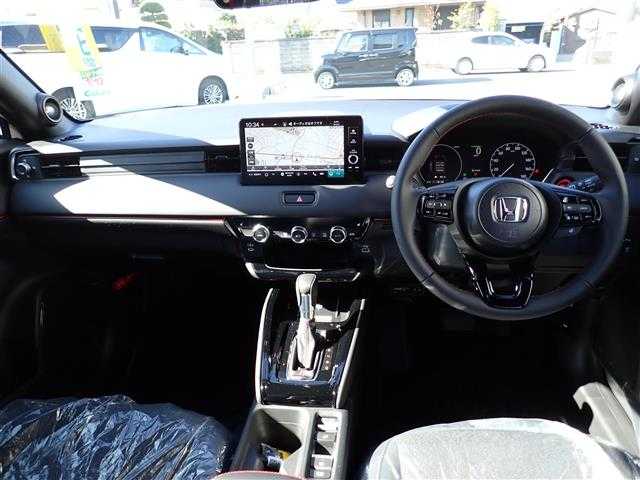 ホンダ ヴェゼル ハイブリッド e:HEV RS 千葉県 2025(令7)年 0.1千km パール 【登録済未使用車】/【プラチナホワイトパール（NH883P）】/Honda CONNECTディスプレー（9インチ）/（ナビ/フルセグTV/USB/BT)/ETC2.0車載器/マルチビューカメラシステム（メーカーOP）/プレミアムオーディオ10スピーカー（メーカーOP）/ワイヤレス充電器/Honda SENSING/ハンズフリーパワーテールゲート/ブラインドスポットインフォメーション/純正18インチAW/LEDシーケンシャルターンシグナルランプ/プッシュスタート/スマートキー2本/LEDヘッドライト/フォグランプ/LEDルームランプ/保証書/取扱説明書/