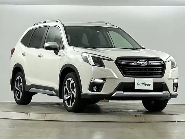 スバル フォレスター ハイブリッド アドバンス 愛知県 2021(令3)年 4.5万km クリスタルホワイトP 禁煙車/４WD/ワンオーナー/純正8インチナビ/（CD/DVD/Bluetooth/フルセグTV/SD)/バック・サイド・フロントカメラ/アイサイト/・プリクラッシュブレーキ/・後退時ブレーキアシスト/・誤発進抑制機能/・ツーリングアシスト/・追従式クルーズコントロール/・車線逸脱抑制・警報システム/・エマージェンシーレーンキープアシスト/・標識認識機能/・先行車発進お知らせ機能/・ブラインドスポットモニター/ETC/ドライブレコーダー/前席パワーシート/運転席メモリシート/全席シートヒーター/パワーバックドア/ステアリングヒーター/パドルシフト/ルーフレール/純正18インチアルミホイール/LEDヘッドライト/フロントフォグランプ/純正フロアマット/横滑り防止装置/スマートキー/プッシュスタート