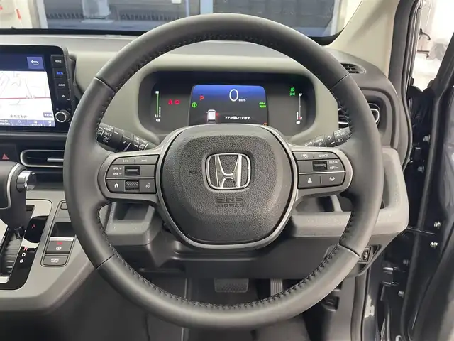 ホンダ フリード ハイブリット e:HEV クロスター 滋賀県 2025(令7)年 0.1千km メテオロイドグレーメタリック 登録済未使用車/純正9インチナビ/【Bluetooth/USB/フルセグTV/Apple CarPlay/Android Auto】/ハーフレザーシート/両側パワースライドドア/バックカメラ/ホンダセンシング/・衝突軽減ブレーキ/・先行車発進お知らせ機能/・歩行者事故低減ステアリング/・路外逸脱抑制機能/・標識認識機能/・渋滞追従機能付アダプティブクルーズコントロール/・車線維持支援システム（LKAS）/・トラフィックジャムアシスト（渋滞運転支援機能）/・ブラインドスポットインフォメーション/・誤発進抑制機能/・後方誤発進抑制機能/・近距離衝突軽減ブレーキ/・急アクセル抑制機能/・パーキングセンサーシステム/・オートハイビーム/・アダプティブドライビングビーム/LEDヘッドライト/D/Nシートヒーター/電動パーキングブレーキ/オートブレーキホールド/プッシュスタート/スマートキー/ステアリングリモコン