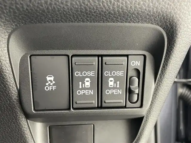 ホンダ フリード ハイブリット e:HEV クロスター 滋賀県 2025(令7)年 0.1千km メテオロイドグレーメタリック 登録済未使用車/純正9インチナビ/【Bluetooth/USB/フルセグTV/Apple CarPlay/Android Auto】/ハーフレザーシート/両側パワースライドドア/バックカメラ/ホンダセンシング/・衝突軽減ブレーキ/・先行車発進お知らせ機能/・歩行者事故低減ステアリング/・路外逸脱抑制機能/・標識認識機能/・渋滞追従機能付アダプティブクルーズコントロール/・車線維持支援システム（LKAS）/・トラフィックジャムアシスト（渋滞運転支援機能）/・ブラインドスポットインフォメーション/・誤発進抑制機能/・後方誤発進抑制機能/・近距離衝突軽減ブレーキ/・急アクセル抑制機能/・パーキングセンサーシステム/・オートハイビーム/・アダプティブドライビングビーム/LEDヘッドライト/D/Nシートヒーター/電動パーキングブレーキ/オートブレーキホールド/プッシュスタート/スマートキー/ステアリングリモコン