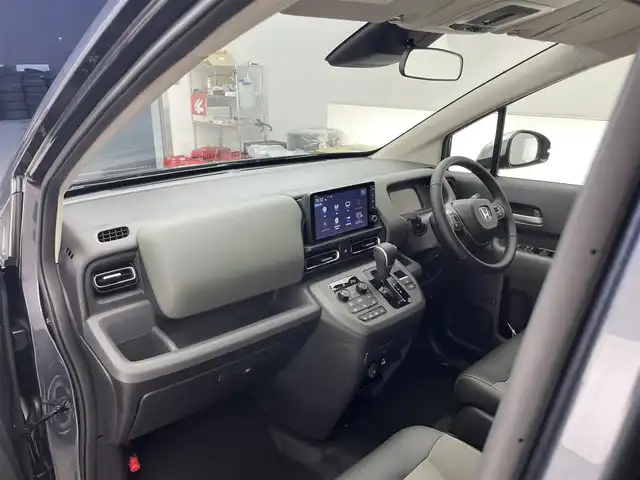 ホンダ フリード ハイブリット e:HEV クロスター 滋賀県 2025(令7)年 0.1千km メテオロイドグレーメタリック 登録済未使用車/純正9インチナビ/【Bluetooth/USB/フルセグTV/Apple CarPlay/Android Auto】/ハーフレザーシート/両側パワースライドドア/バックカメラ/ホンダセンシング/・衝突軽減ブレーキ/・先行車発進お知らせ機能/・歩行者事故低減ステアリング/・路外逸脱抑制機能/・標識認識機能/・渋滞追従機能付アダプティブクルーズコントロール/・車線維持支援システム（LKAS）/・トラフィックジャムアシスト（渋滞運転支援機能）/・ブラインドスポットインフォメーション/・誤発進抑制機能/・後方誤発進抑制機能/・近距離衝突軽減ブレーキ/・急アクセル抑制機能/・パーキングセンサーシステム/・オートハイビーム/・アダプティブドライビングビーム/LEDヘッドライト/D/Nシートヒーター/電動パーキングブレーキ/オートブレーキホールド/プッシュスタート/スマートキー/ステアリングリモコン