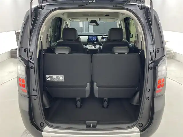 ホンダ フリード ハイブリット e:HEV クロスター 滋賀県 2025(令7)年 0.1千km メテオロイドグレーメタリック 登録済未使用車/純正9インチナビ/【Bluetooth/USB/フルセグTV/Apple CarPlay/Android Auto】/ハーフレザーシート/両側パワースライドドア/バックカメラ/ホンダセンシング/・衝突軽減ブレーキ/・先行車発進お知らせ機能/・歩行者事故低減ステアリング/・路外逸脱抑制機能/・標識認識機能/・渋滞追従機能付アダプティブクルーズコントロール/・車線維持支援システム（LKAS）/・トラフィックジャムアシスト（渋滞運転支援機能）/・ブラインドスポットインフォメーション/・誤発進抑制機能/・後方誤発進抑制機能/・近距離衝突軽減ブレーキ/・急アクセル抑制機能/・パーキングセンサーシステム/・オートハイビーム/・アダプティブドライビングビーム/LEDヘッドライト/D/Nシートヒーター/電動パーキングブレーキ/オートブレーキホールド/プッシュスタート/スマートキー/ステアリングリモコン