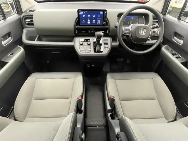 ホンダ フリード ハイブリット e:HEV クロスター 滋賀県 2025(令7)年 0.1千km メテオロイドグレーメタリック 登録済未使用車/純正9インチナビ/【Bluetooth/USB/フルセグTV/Apple CarPlay/Android Auto】/ハーフレザーシート/両側パワースライドドア/バックカメラ/ホンダセンシング/・衝突軽減ブレーキ/・先行車発進お知らせ機能/・歩行者事故低減ステアリング/・路外逸脱抑制機能/・標識認識機能/・渋滞追従機能付アダプティブクルーズコントロール/・車線維持支援システム（LKAS）/・トラフィックジャムアシスト（渋滞運転支援機能）/・ブラインドスポットインフォメーション/・誤発進抑制機能/・後方誤発進抑制機能/・近距離衝突軽減ブレーキ/・急アクセル抑制機能/・パーキングセンサーシステム/・オートハイビーム/・アダプティブドライビングビーム/LEDヘッドライト/D/Nシートヒーター/電動パーキングブレーキ/オートブレーキホールド/プッシュスタート/スマートキー/ステアリングリモコン