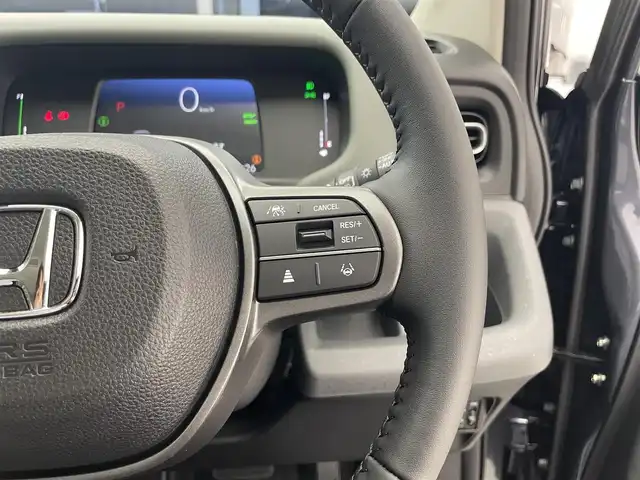 ホンダ フリード ハイブリット e:HEV クロスター 滋賀県 2025(令7)年 0.1千km メテオロイドグレーメタリック 登録済未使用車/純正9インチナビ/【Bluetooth/USB/フルセグTV/Apple CarPlay/Android Auto】/ハーフレザーシート/両側パワースライドドア/バックカメラ/ホンダセンシング/・衝突軽減ブレーキ/・先行車発進お知らせ機能/・歩行者事故低減ステアリング/・路外逸脱抑制機能/・標識認識機能/・渋滞追従機能付アダプティブクルーズコントロール/・車線維持支援システム（LKAS）/・トラフィックジャムアシスト（渋滞運転支援機能）/・ブラインドスポットインフォメーション/・誤発進抑制機能/・後方誤発進抑制機能/・近距離衝突軽減ブレーキ/・急アクセル抑制機能/・パーキングセンサーシステム/・オートハイビーム/・アダプティブドライビングビーム/LEDヘッドライト/D/Nシートヒーター/電動パーキングブレーキ/オートブレーキホールド/プッシュスタート/スマートキー/ステアリングリモコン