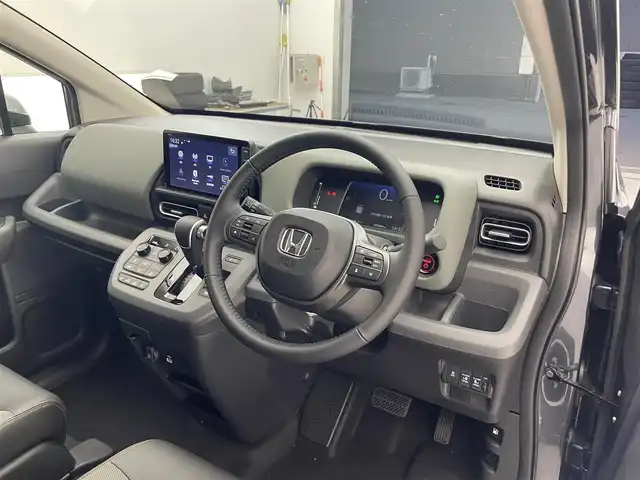 ホンダ フリード ハイブリット e:HEV クロスター 滋賀県 2025(令7)年 0.1千km メテオロイドグレーメタリック 登録済未使用車/純正9インチナビ/【Bluetooth/USB/フルセグTV/Apple CarPlay/Android Auto】/ハーフレザーシート/両側パワースライドドア/バックカメラ/ホンダセンシング/・衝突軽減ブレーキ/・先行車発進お知らせ機能/・歩行者事故低減ステアリング/・路外逸脱抑制機能/・標識認識機能/・渋滞追従機能付アダプティブクルーズコントロール/・車線維持支援システム（LKAS）/・トラフィックジャムアシスト（渋滞運転支援機能）/・ブラインドスポットインフォメーション/・誤発進抑制機能/・後方誤発進抑制機能/・近距離衝突軽減ブレーキ/・急アクセル抑制機能/・パーキングセンサーシステム/・オートハイビーム/・アダプティブドライビングビーム/LEDヘッドライト/D/Nシートヒーター/電動パーキングブレーキ/オートブレーキホールド/プッシュスタート/スマートキー/ステアリングリモコン