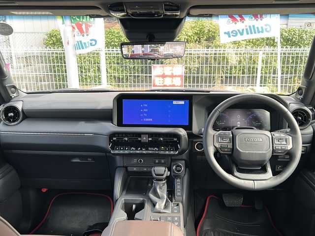 トヨタ ランドクルーザー ２５０ ZX ファーストエディション 兵庫県 2024(令6)年 0.3万km ベージュⅡ 4WD/軽油/ターボ/カラーナンバー【2ZC】/ワンオーナー/12.3インチディスプレイオーディオプラス/JBLプレミアムサウンドシステム/ムーンルーフ/床下透過表示機能付パノラミックビューモニター/マルチテレインモニター/セーフティセンス/トヨタチームメイト/パーキングサポートブレーキ/丸目1眼LEDヘッドランプ/マルチテレインセレクト/電動リアデフロック/SDM/ブラインドスポットモニター/純正ドライブレコーダー前後方/【FIRSTEDITION】ロゴ（ドア内張）/ハンズフリーパワーバックドア/置くだけ充電/アクセサリーコンセント（ラゲッジルーム）/フロアマット/保証書/スペアキー