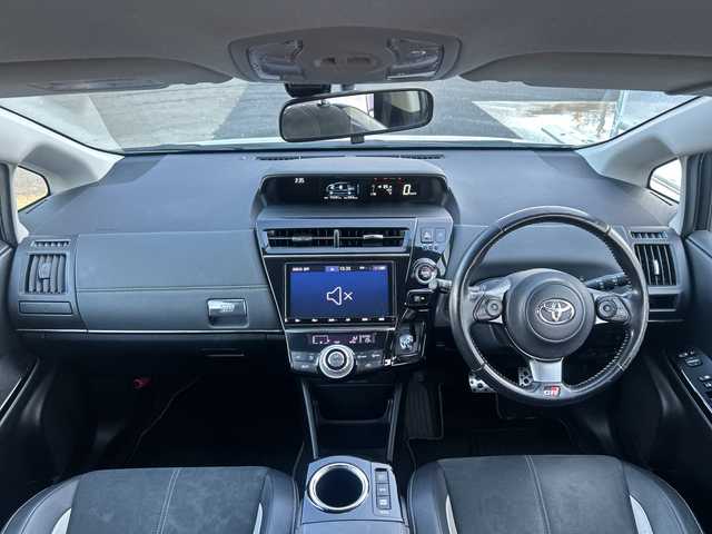 トヨタ プリウス α S ツーリングセレ GRスポーツ 神奈川県 2019(令1)年 7.5万km ホワイトパールクリスタルシャイン 純正9インチSDナビ（NSZT-Y68T)/ドライブレコーダー/衝突被害軽減システム/ハーフレザーシート/横滑り防止装置/ETC/LEDヘッドライト/フォグランプ/リアフォグランプ/オートライト/電動格納ミラー/純正18インチAW/プッシュスタート/スマートキー/フロアマット/スペアキー/取扱説明書/専用大径マフラー/革巻きステアリング/アルミペダル