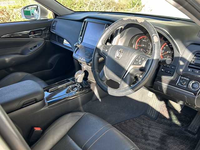 トヨタ クラウン アスリート G 静岡県 2014(平26)年 3.7万km プレシャスシルバー 純正ナビ/AM/FM/CD/DVD/HDD/USB/Bluetooth/フルセグ/主要装備/・純正ナビ　/・クルーズコントロール　/・全方位カメラ　/・サンルーフ　/・ＥＴＣ２．０　/・パワーシート　/・シートメモリー　/・ハンドルヒーター　/・パドルシフト　/・シートヒーター　/・エアシート　/・コーナーセンサー　/・スマートキー/・チルトダウン/・電動サンシード/・ウッドパネル/・ヘルプネット/・LEDライト/・ステアリングリモコン/・ヒーテッドドアミラー