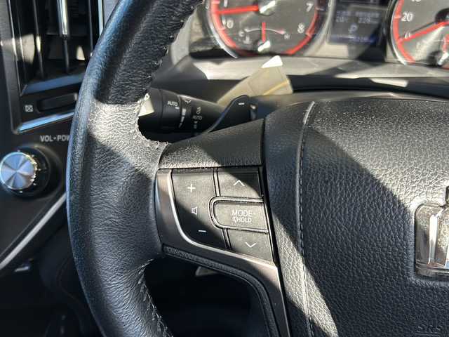 トヨタ クラウン アスリート G 静岡県 2014(平26)年 3.7万km プレシャスシルバー 純正ナビ/AM/FM/CD/DVD/HDD/USB/Bluetooth/フルセグ/主要装備/・純正ナビ　/・クルーズコントロール　/・全方位カメラ　/・サンルーフ　/・ＥＴＣ２．０　/・パワーシート　/・シートメモリー　/・ハンドルヒーター　/・パドルシフト　/・シートヒーター　/・エアシート　/・コーナーセンサー　/・スマートキー/・チルトダウン/・電動サンシード/・ウッドパネル/・ヘルプネット/・LEDライト/・ステアリングリモコン/・ヒーテッドドアミラー