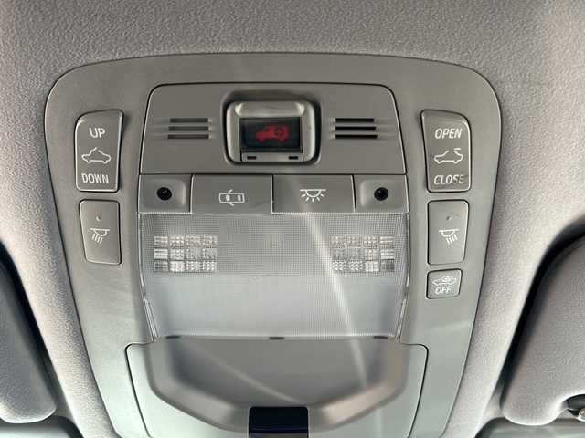 トヨタ クラウン アスリート G 静岡県 2014(平26)年 3.7万km プレシャスシルバー 純正ナビ/AM/FM/CD/DVD/HDD/USB/Bluetooth/フルセグ/主要装備/・純正ナビ　/・クルーズコントロール　/・全方位カメラ　/・サンルーフ　/・ＥＴＣ２．０　/・パワーシート　/・シートメモリー　/・ハンドルヒーター　/・パドルシフト　/・シートヒーター　/・エアシート　/・コーナーセンサー　/・スマートキー/・チルトダウン/・電動サンシード/・ウッドパネル/・ヘルプネット/・LEDライト/・ステアリングリモコン/・ヒーテッドドアミラー