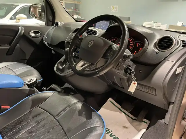 ルノー カングー ゼン 埼玉県 2018(平30)年 6.4万km 茶Ｍ 社外ナビTV/バックカメラ/ETC/Ｆドラレコ/革調シートカバー/前席シートバックテーブルｘ２/ＬＥＤヘッドライト/Ｆコーナーセンサー/キーレス/スペアキー/保証書付整備手帳