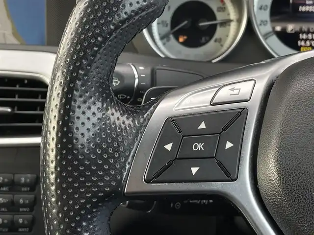 メルセデス・ベンツ Ｃ１８０ ブルーエフィシェンシー クーペ 三重県 2013(平25)年 17万km ポーラホワイト ユーティリティパッケージ/AMGスポーツパッケージ/黒革　/サンルーフ　/パワーシート　/キーレスゴー　/純正ナビ　/バックカメラ　/ＥＴＣ　/Ｂｌｕｅｔｏｏｔｈ　/純正１８ＡＷ　/フルセグＴＶ　/キセノンヘッドライト　/メルセデスロゴ付キャリパー