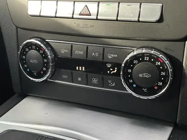 メルセデス・ベンツ Ｃ１８０ ブルーエフィシェンシー クーペ 三重県 2013(平25)年 17万km ポーラホワイト ユーティリティパッケージ/AMGスポーツパッケージ/黒革　/サンルーフ　/パワーシート　/キーレスゴー　/純正ナビ　/バックカメラ　/ＥＴＣ　/Ｂｌｕｅｔｏｏｔｈ　/純正１８ＡＷ　/フルセグＴＶ　/キセノンヘッドライト　/メルセデスロゴ付キャリパー