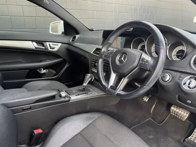 メルセデス・ベンツ Ｃ１８０ ブルーエフィシェンシー クーペ 三重県 2013(平25)年 17万km ポーラホワイト ユーティリティパッケージ/AMGスポーツパッケージ/黒革　/サンルーフ　/パワーシート　/キーレスゴー　/純正ナビ　/バックカメラ　/ＥＴＣ　/Ｂｌｕｅｔｏｏｔｈ　/純正１８ＡＷ　/フルセグＴＶ　/キセノンヘッドライト　/メルセデスロゴ付キャリパー