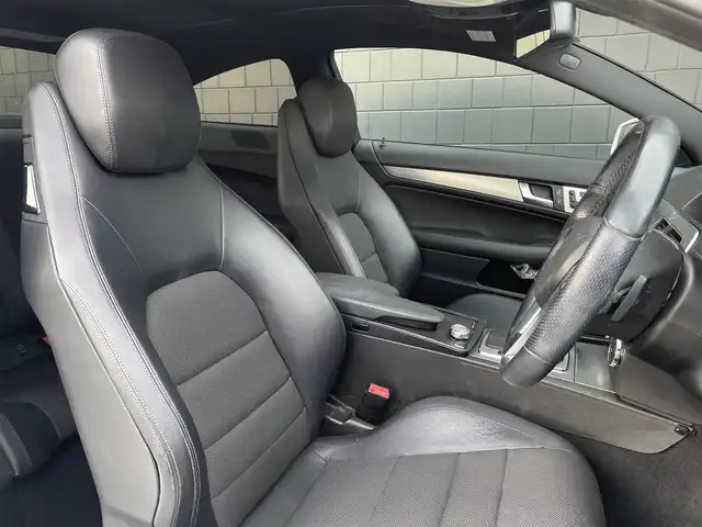 メルセデス・ベンツ Ｃ１８０ ブルーエフィシェンシー クーペ 三重県 2013(平25)年 17万km ポーラホワイト ユーティリティパッケージ/AMGスポーツパッケージ/黒革　/サンルーフ　/パワーシート　/キーレスゴー　/純正ナビ　/バックカメラ　/ＥＴＣ　/Ｂｌｕｅｔｏｏｔｈ　/純正１８ＡＷ　/フルセグＴＶ　/キセノンヘッドライト　/メルセデスロゴ付キャリパー