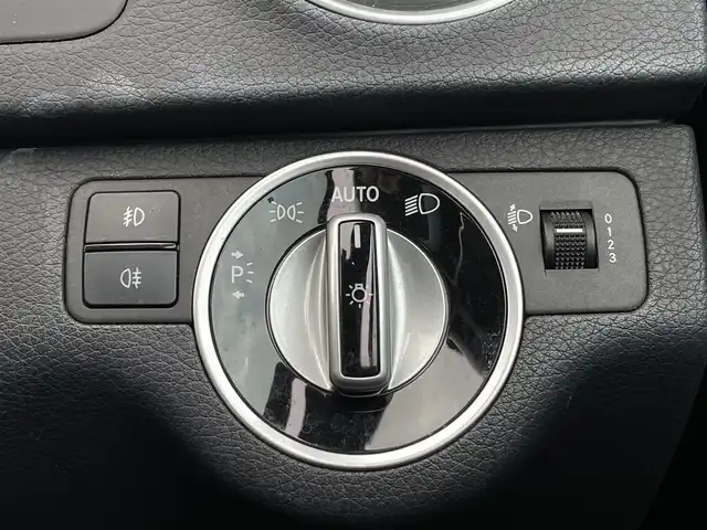 メルセデス・ベンツ Ｃ１８０ ブルーエフィシェンシー クーペ 三重県 2013(平25)年 17万km ポーラホワイト ユーティリティパッケージ/AMGスポーツパッケージ/黒革　/サンルーフ　/パワーシート　/キーレスゴー　/純正ナビ　/バックカメラ　/ＥＴＣ　/Ｂｌｕｅｔｏｏｔｈ　/純正１８ＡＷ　/フルセグＴＶ　/キセノンヘッドライト　/メルセデスロゴ付キャリパー