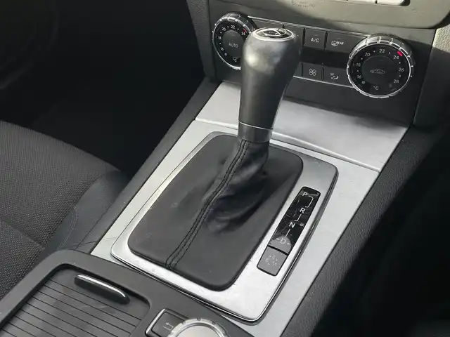 メルセデス・ベンツ Ｃ１８０ ブルーエフィシェンシー クーペ 三重県 2013(平25)年 17万km ポーラホワイト ユーティリティパッケージ/AMGスポーツパッケージ/黒革　/サンルーフ　/パワーシート　/キーレスゴー　/純正ナビ　/バックカメラ　/ＥＴＣ　/Ｂｌｕｅｔｏｏｔｈ　/純正１８ＡＷ　/フルセグＴＶ　/キセノンヘッドライト　/メルセデスロゴ付キャリパー