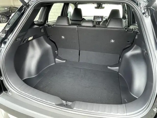トヨタ カローラ クロス Z 岐阜県 2022(令4)年 1.4万km アティチュードブラックマイカ ワンオーナー/純正9インチディスプレイオーディオ（OP）/（オーディオ機能/スマホ連携機能）/バックカメラ/トヨタセーフティセンス/・プリクラッシュセーフティ【PCS】/・レーントレーシングアシスト【LTA】/・レーダークルーズコントロール【追従機能付】/・オートマチックハイビーム【AHB】/・ロードサインアシスト【RSA】/ハーフレザーシート/運転席パワーシート/前席シートヒーター/Bi-BeamLEDヘッドランプ/ハンズフリーパワーバックドア/本革巻きステアリング/MTモード付AT/ルーフレール/純正18インチAWミシュランタイヤ/純正フロアマット/純正ドアバイザー/純正ビルトインETC/スマートキー×2/ディーラー整備記録簿（R4/R5/R6）