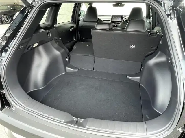 トヨタ カローラ クロス Z 岐阜県 2022(令4)年 1.4万km アティチュードブラックマイカ ワンオーナー/純正9インチディスプレイオーディオ（OP）/（オーディオ機能/スマホ連携機能）/バックカメラ/トヨタセーフティセンス/・プリクラッシュセーフティ【PCS】/・レーントレーシングアシスト【LTA】/・レーダークルーズコントロール【追従機能付】/・オートマチックハイビーム【AHB】/・ロードサインアシスト【RSA】/ハーフレザーシート/運転席パワーシート/前席シートヒーター/Bi-BeamLEDヘッドランプ/ハンズフリーパワーバックドア/本革巻きステアリング/MTモード付AT/ルーフレール/純正18インチAWミシュランタイヤ/純正フロアマット/純正ドアバイザー/純正ビルトインETC/スマートキー×2/ディーラー整備記録簿（R4/R5/R6）