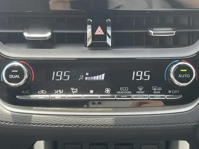 トヨタ カローラ クロス Z 岐阜県 2022(令4)年 1.4万km アティチュードブラックマイカ ワンオーナー/純正9インチディスプレイオーディオ（OP）/（オーディオ機能/スマホ連携機能）/バックカメラ/トヨタセーフティセンス/・プリクラッシュセーフティ【PCS】/・レーントレーシングアシスト【LTA】/・レーダークルーズコントロール【追従機能付】/・オートマチックハイビーム【AHB】/・ロードサインアシスト【RSA】/ハーフレザーシート/運転席パワーシート/前席シートヒーター/Bi-BeamLEDヘッドランプ/ハンズフリーパワーバックドア/本革巻きステアリング/MTモード付AT/ルーフレール/純正18インチAWミシュランタイヤ/純正フロアマット/純正ドアバイザー/純正ビルトインETC/スマートキー×2/ディーラー整備記録簿（R4/R5/R6）