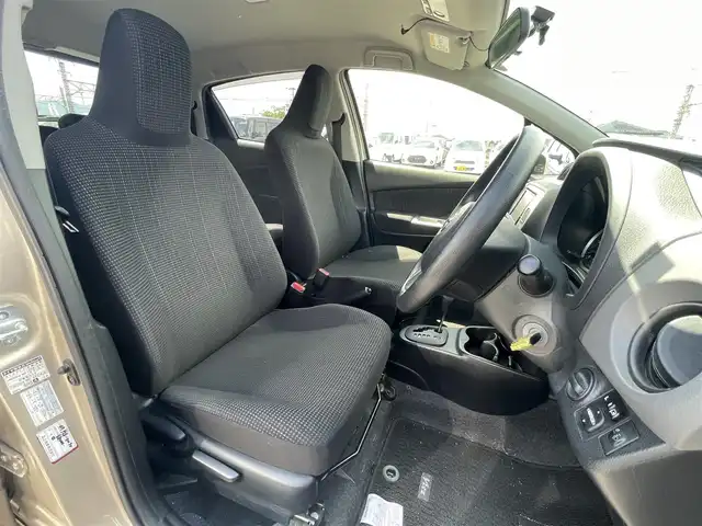 トヨタ ヴィッツ F 滋賀県 2014(平26)年 8.7万km ゴールドマイカM 禁煙車/純正ナビ/・AM/FM/・CD/・SD/・AUX/・ワンセグTV/・Bluetooth/バックカメラ/ETC/横滑り防止機能/キーレスエントリー/純正フロアマット/社外14インチアルミホイール