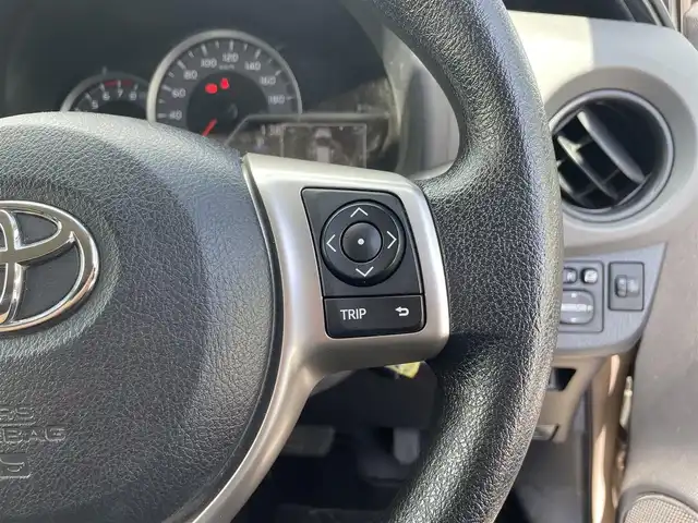 トヨタ ヴィッツ F 滋賀県 2014(平26)年 8.7万km ゴールドマイカM 禁煙車/純正ナビ/・AM/FM/・CD/・SD/・AUX/・ワンセグTV/・Bluetooth/バックカメラ/ETC/横滑り防止機能/キーレスエントリー/純正フロアマット/社外14インチアルミホイール