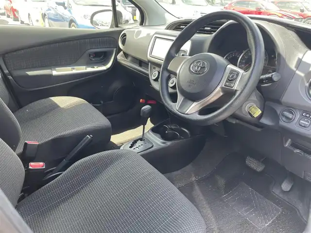 トヨタ ヴィッツ F 滋賀県 2014(平26)年 8.7万km ゴールドマイカM 禁煙車/純正ナビ/・AM/FM/・CD/・SD/・AUX/・ワンセグTV/・Bluetooth/バックカメラ/ETC/横滑り防止機能/キーレスエントリー/純正フロアマット/社外14インチアルミホイール