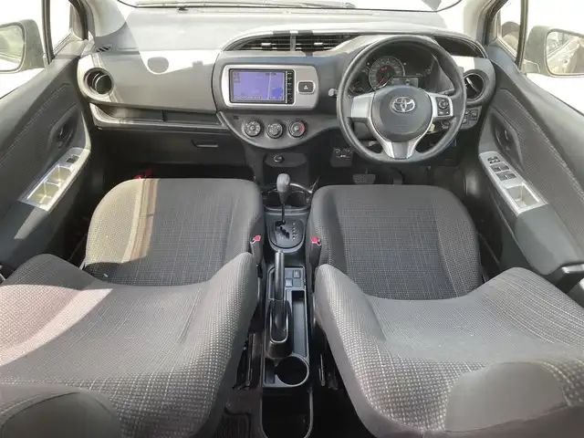 トヨタ ヴィッツ F 滋賀県 2014(平26)年 8.7万km ゴールドマイカM 禁煙車/純正ナビ/・AM/FM/・CD/・SD/・AUX/・ワンセグTV/・Bluetooth/バックカメラ/ETC/横滑り防止機能/キーレスエントリー/純正フロアマット/社外14インチアルミホイール