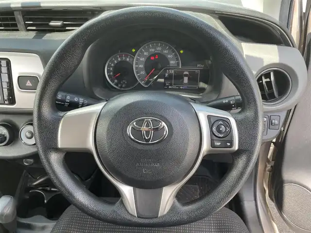 トヨタ ヴィッツ F 滋賀県 2014(平26)年 8.7万km ゴールドマイカM 禁煙車/純正ナビ/・AM/FM/・CD/・SD/・AUX/・ワンセグTV/・Bluetooth/バックカメラ/ETC/横滑り防止機能/キーレスエントリー/純正フロアマット/社外14インチアルミホイール