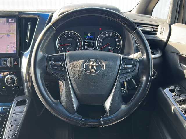 トヨタ アルファード S Aパッケージ タイプブラック 愛媛県 2017(平29)年 10.2万km ホワイトパールクリスタルシャイン フリップダウンモニター/両側パワースライドドア/ビルトインETC/電動リアゲート/社外ナビ（ALPINE）/衝突軽減システム/オートLED/クルーズコントロール追従あり/ドライブレコーダー前/オットマン/バックカメラ/アイドリングストップ/ハーフレザー/HDMI/純正フロアマット/純正18AW/スペアキー