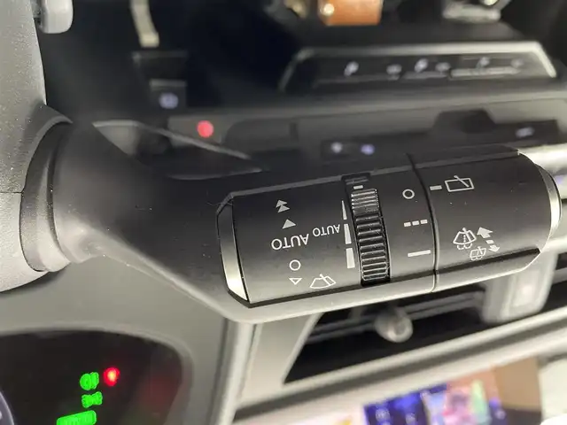 レクサス ＵＸ 250h Fスポーツ 大阪府 2020(令2)年 6.2万km ホワイトノーヴァガラスフレーク レクサスセーフティーシステム/　・プリクラッシュセーフティ/　・レーントレーシングアシスト/　・ロードサインアシスト/　・先行車発進お知らせ機能/　・レーダークルーズコントロール/　・パーキングサポートブレーキ/　・アラウンドビューモニター/純正ナビ/　（Bluetooth/CD/DVD）/フルセグTV/LEDヘッドライト/フォグランプ/レザーシート/シートヒーター/パワーシート/純正18インチアルミホイール/コーナーセンサー/ブラインドスポットモニター/パドルシフト/ステアリングヒーター/スマートキー/ETC2.0