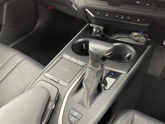 レクサス ＵＸ 250h Fスポーツ 大阪府 2020(令2)年 6.2万km ホワイトノーヴァガラスフレーク レクサスセーフティーシステム/　・プリクラッシュセーフティ/　・レーントレーシングアシスト/　・ロードサインアシスト/　・先行車発進お知らせ機能/　・レーダークルーズコントロール/　・パーキングサポートブレーキ/　・アラウンドビューモニター/純正ナビ/　（Bluetooth/CD/DVD）/フルセグTV/LEDヘッドライト/フォグランプ/レザーシート/シートヒーター/パワーシート/純正18インチアルミホイール/コーナーセンサー/ブラインドスポットモニター/パドルシフト/ステアリングヒーター/スマートキー/ETC2.0