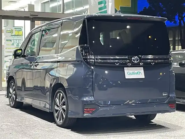 トヨタ ヴォクシー ハイブリッド S－Z 熊本県 2023(令5)年 2.6万km マッシブグレー 衝突軽減ブレーキ/プッシュスタート/純正ナビ/バックカメラ/ビルトインETC/純正フリップダウンモニター（V14T-R72R）/純正17インチAW/両側パワースライドドア/レーダークルーズ/パワーバックドア/ハーフレザーシート/1列目・2列目シートヒーター/LEDヘッドライト/オートライト/前後コーナーセンサー/横滑り防止装置/ウィンカーミラー/純正フロアマット/純正ドアバイザー/新車保証書/取扱説明書/スマートスペアキー×1本