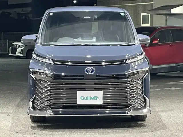 トヨタ ヴォクシー ハイブリッド S－Z 熊本県 2023(令5)年 2.6万km マッシブグレー 衝突軽減ブレーキ/プッシュスタート/純正ナビ/バックカメラ/ビルトインETC/純正フリップダウンモニター（V14T-R72R）/純正17インチAW/両側パワースライドドア/レーダークルーズ/パワーバックドア/ハーフレザーシート/1列目・2列目シートヒーター/LEDヘッドライト/オートライト/前後コーナーセンサー/横滑り防止装置/ウィンカーミラー/純正フロアマット/純正ドアバイザー/新車保証書/取扱説明書/スマートスペアキー×1本