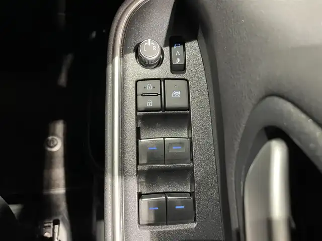 トヨタ ヴォクシー ハイブリッド S－Z 熊本県 2023(令5)年 2.6万km マッシブグレー 衝突軽減ブレーキ/プッシュスタート/純正ナビ/バックカメラ/ビルトインETC/純正フリップダウンモニター（V14T-R72R）/純正17インチAW/両側パワースライドドア/レーダークルーズ/パワーバックドア/ハーフレザーシート/1列目・2列目シートヒーター/LEDヘッドライト/オートライト/前後コーナーセンサー/横滑り防止装置/ウィンカーミラー/純正フロアマット/純正ドアバイザー/新車保証書/取扱説明書/スマートスペアキー×1本