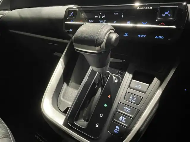 トヨタ ヴォクシー ハイブリッド S－Z 熊本県 2023(令5)年 2.6万km マッシブグレー 衝突軽減ブレーキ/プッシュスタート/純正ナビ/バックカメラ/ビルトインETC/純正フリップダウンモニター（V14T-R72R）/純正17インチAW/両側パワースライドドア/レーダークルーズ/パワーバックドア/ハーフレザーシート/1列目・2列目シートヒーター/LEDヘッドライト/オートライト/前後コーナーセンサー/横滑り防止装置/ウィンカーミラー/純正フロアマット/純正ドアバイザー/新車保証書/取扱説明書/スマートスペアキー×1本