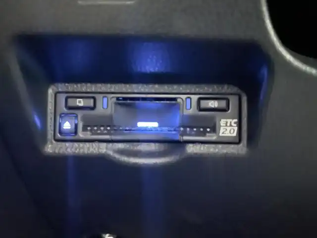 トヨタ ヴォクシー ハイブリッド S－Z 熊本県 2023(令5)年 2.6万km マッシブグレー 衝突軽減ブレーキ/プッシュスタート/純正ナビ/バックカメラ/ビルトインETC/純正フリップダウンモニター（V14T-R72R）/純正17インチAW/両側パワースライドドア/レーダークルーズ/パワーバックドア/ハーフレザーシート/1列目・2列目シートヒーター/LEDヘッドライト/オートライト/前後コーナーセンサー/横滑り防止装置/ウィンカーミラー/純正フロアマット/純正ドアバイザー/新車保証書/取扱説明書/スマートスペアキー×1本