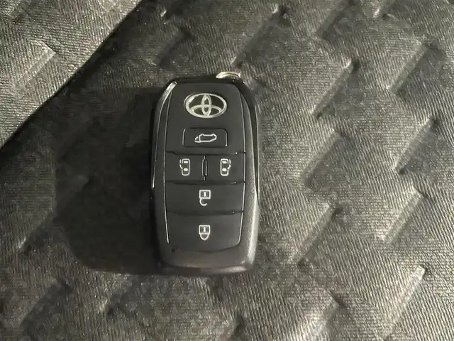 トヨタ ヴォクシー ハイブリッド S－Z 熊本県 2023(令5)年 2.6万km マッシブグレー 衝突軽減ブレーキ/プッシュスタート/純正ナビ/バックカメラ/ビルトインETC/純正フリップダウンモニター（V14T-R72R）/純正17インチAW/両側パワースライドドア/レーダークルーズ/パワーバックドア/ハーフレザーシート/1列目・2列目シートヒーター/LEDヘッドライト/オートライト/前後コーナーセンサー/横滑り防止装置/ウィンカーミラー/純正フロアマット/純正ドアバイザー/新車保証書/取扱説明書/スマートスペアキー×1本