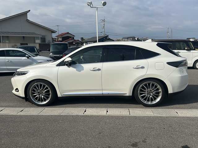 トヨタ ハリアー 香川県 2017(平29)年 8.2万km ホワイトパールクリスタルシャイン 社外ナビ（フルセグTV/CD/DVD/BT)/バックカメラ/電動リアゲート/ドライブレコーダー/パワーシート/社外アルミホイール/ローダウン/オートライト/アイドリングストップ