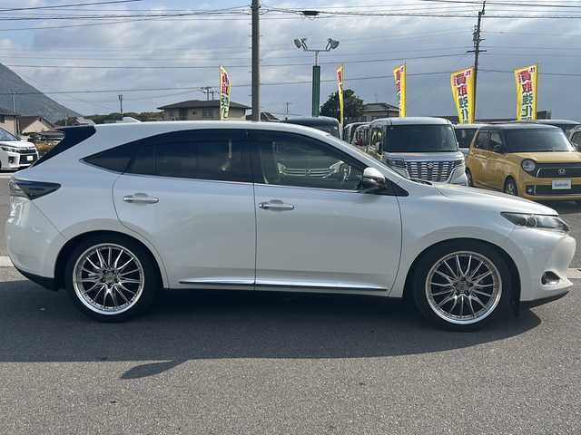 トヨタ ハリアー 香川県 2017(平29)年 8.2万km ホワイトパールクリスタルシャイン 社外ナビ（フルセグTV/CD/DVD/BT)/バックカメラ/電動リアゲート/ドライブレコーダー/パワーシート/社外アルミホイール/ローダウン/オートライト/アイドリングストップ