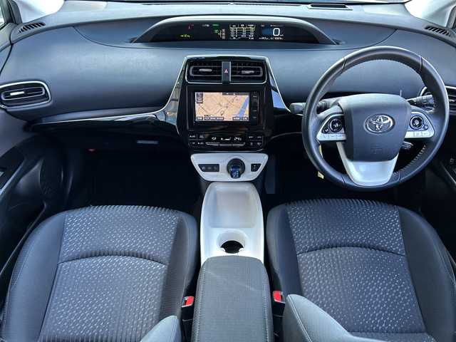 トヨタ プリウス A 岐阜県 2016(平28)年 4.3万km ホワイトパールクリスタルシャイン 登録時走行距離43078ｋｍ/純正ナビ/バックカメラ/フルセグテレビ/レーダークルーズコントロール/パーキングアシスト/純正フロアマット/コーナーセンサー/Ｂｌｕｅｔｏｏｔｈ/ビルトインＥＴＣ/ドライブレコーダー/社外アルミホイール/LEDヘッドライト/レーンキープアシスト/横滑り防止装置/オートライト/オートハイビーム/エンジンスタートボタン/スマートキー