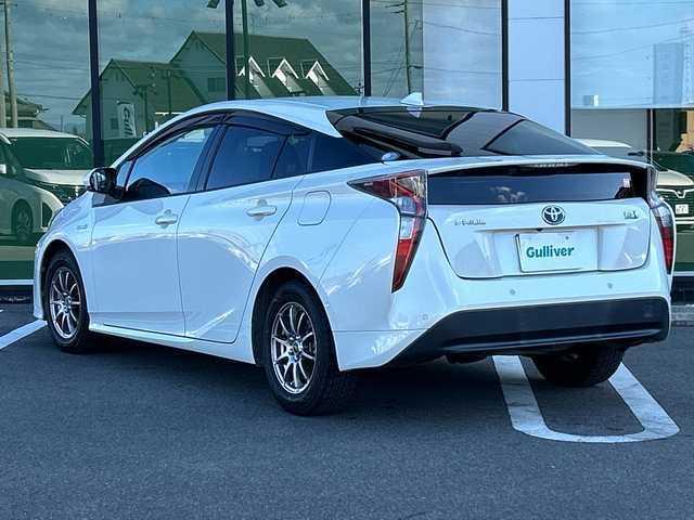 トヨタ プリウス A 岐阜県 2016(平28)年 4.3万km ホワイトパールクリスタルシャイン 登録時走行距離43078ｋｍ/純正ナビ/バックカメラ/フルセグテレビ/レーダークルーズコントロール/パーキングアシスト/純正フロアマット/コーナーセンサー/Ｂｌｕｅｔｏｏｔｈ/ビルトインＥＴＣ/ドライブレコーダー/社外アルミホイール/LEDヘッドライト/レーンキープアシスト/横滑り防止装置/オートライト/オートハイビーム/エンジンスタートボタン/スマートキー