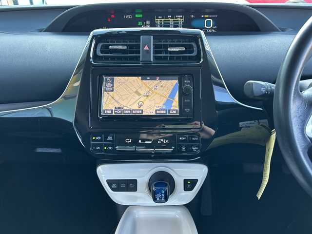 トヨタ プリウス A 岐阜県 2016(平28)年 4.3万km ホワイトパールクリスタルシャイン 登録時走行距離43078ｋｍ/純正ナビ/バックカメラ/フルセグテレビ/レーダークルーズコントロール/パーキングアシスト/純正フロアマット/コーナーセンサー/Ｂｌｕｅｔｏｏｔｈ/ビルトインＥＴＣ/ドライブレコーダー/社外アルミホイール/LEDヘッドライト/レーンキープアシスト/横滑り防止装置/オートライト/オートハイビーム/エンジンスタートボタン/スマートキー