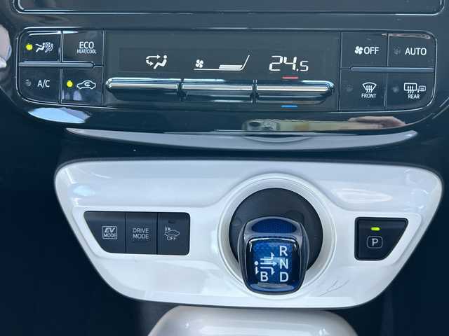 トヨタ プリウス A 岐阜県 2016(平28)年 4.3万km ホワイトパールクリスタルシャイン 登録時走行距離43078ｋｍ/純正ナビ/バックカメラ/フルセグテレビ/レーダークルーズコントロール/パーキングアシスト/純正フロアマット/コーナーセンサー/Ｂｌｕｅｔｏｏｔｈ/ビルトインＥＴＣ/ドライブレコーダー/社外アルミホイール/LEDヘッドライト/レーンキープアシスト/横滑り防止装置/オートライト/オートハイビーム/エンジンスタートボタン/スマートキー